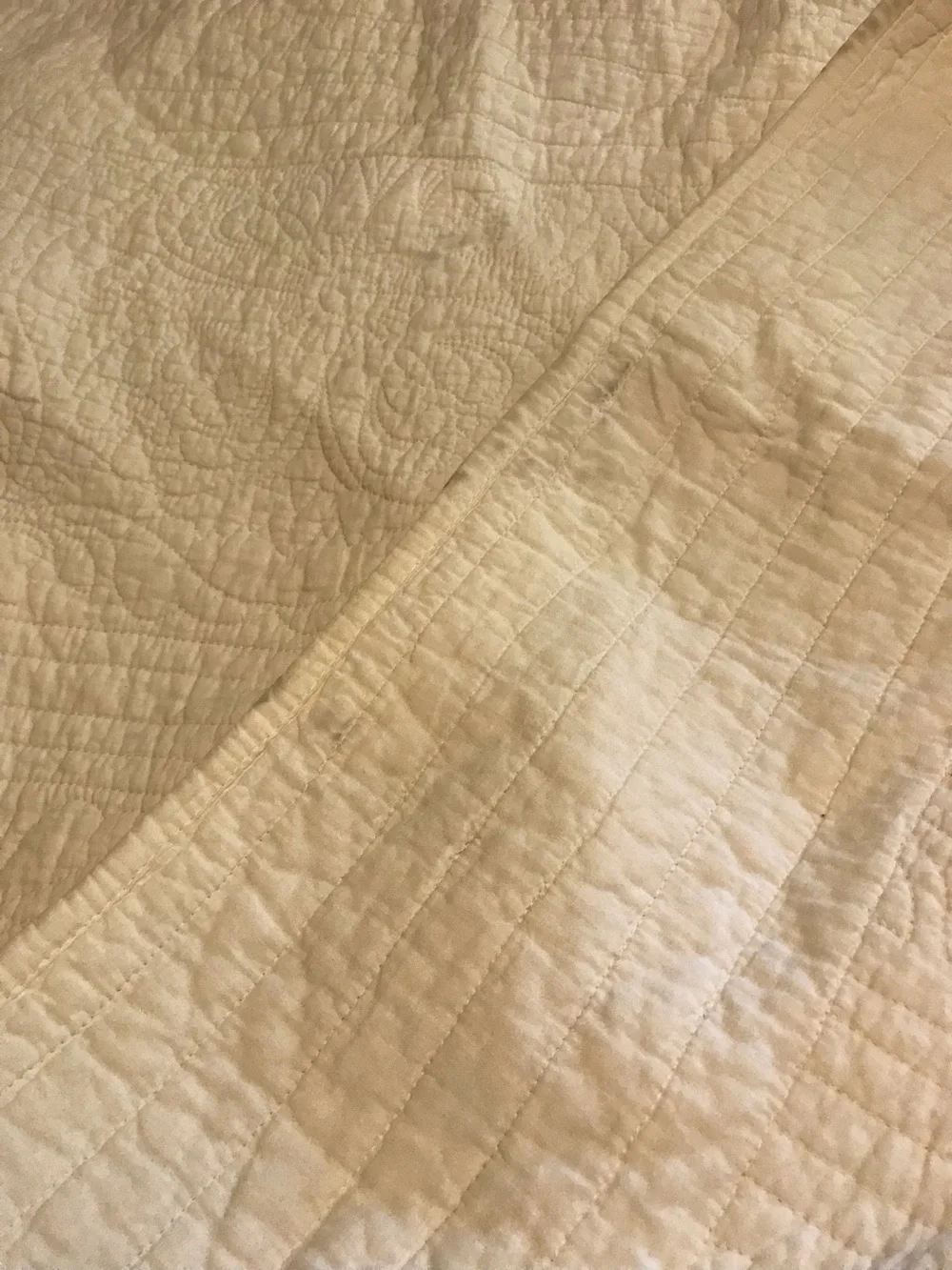Classic White Quilted Bedspread with Pillow Shams